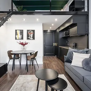 E41 - Trendy Boutique - Prime Spot By Bqa Budapest